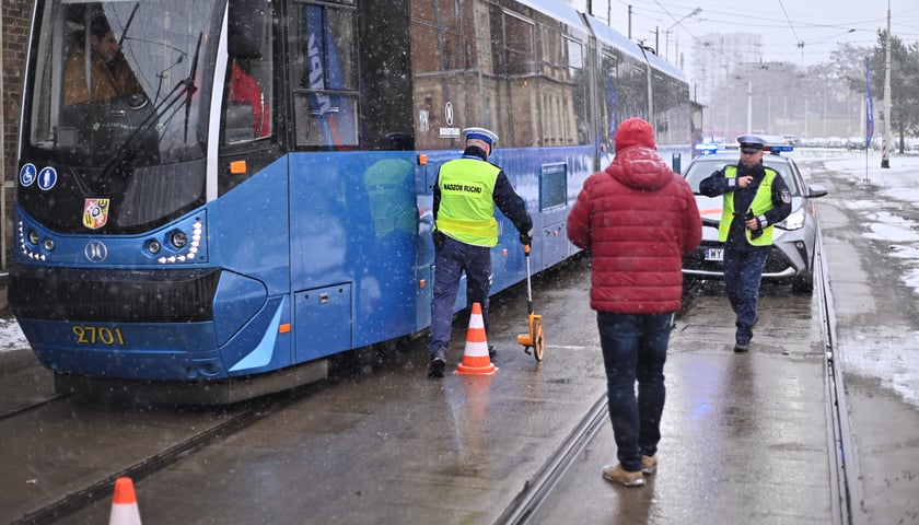 Pokaz hamowania na Zajezdni Tramwajowej Ołbin. Pojazdy jechały z tą samą prędkością i zaczęły hamować w tym samym momencie. Tramwaj zatrzymał się 8 metrów dalej niż samochód.