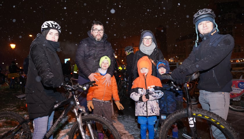 Kobiety, mężczyźni i dzieci na rowerach podczas Masy Krytycznej, 2 grudnia 2023 r.