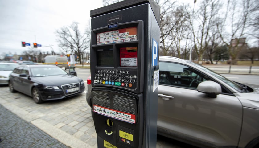 Parkowanie na ul. Cybulskiego będzie płatne. Na zdjęciu parkomat na ulicy (zdjęcie ilustracyjne).