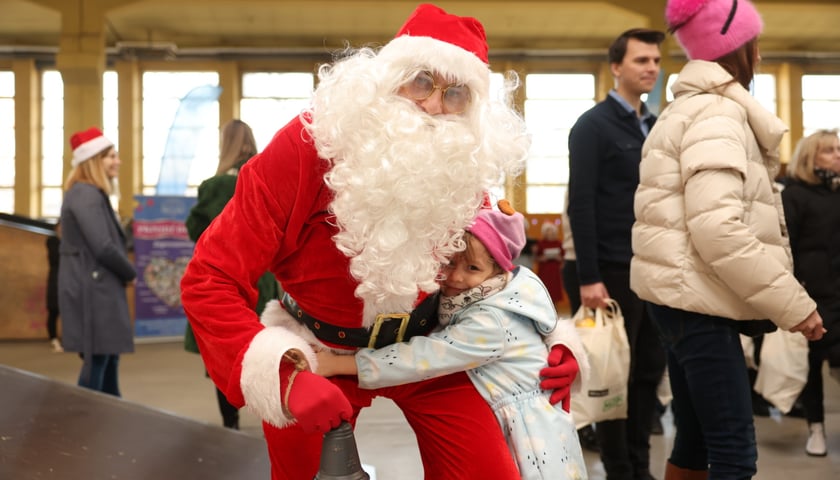 Paczki Dobrych Relacji w Centrum Sektor 3 przy ulicy Legnickiej, Wrocław 18.12.2023