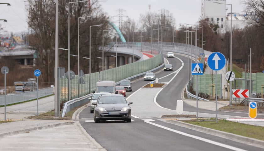 Samochody, rowerzyści i piesi na AWW - pierwszy dzień po otwarciu Alei Wielkiej Wyspy