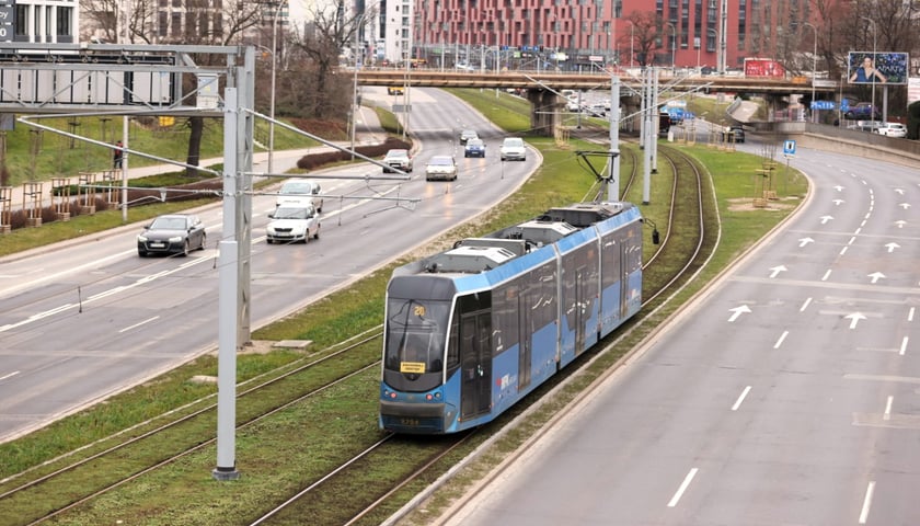 Tramwaj na wyremontowanym zielonym torowisku w ciągu ul. Legnickiej. Ten odcinek torów to jeden z efektów Torywolucji 2023. 