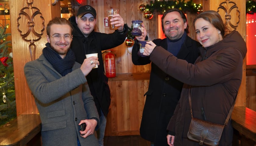 Jarmark na wrocławskim Rynku gościł w Sylwestra wiele osób. 