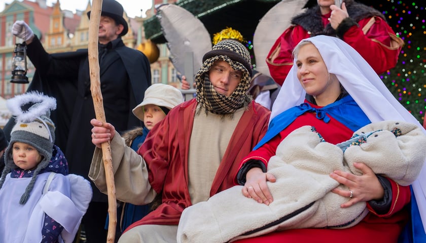 Uczestnicy Orszaku Trzech Króli we wrocławskim Rynku