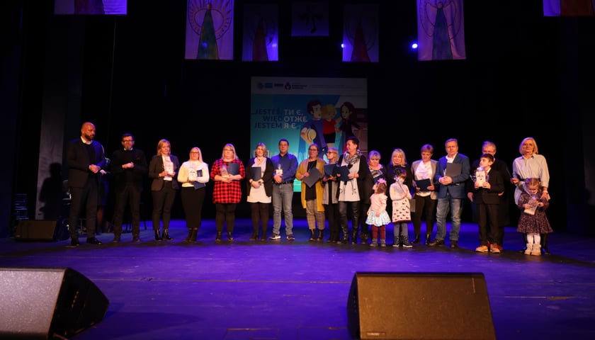 <p>Koncert &bdquo;Aniołkowe Granie&rdquo; w Teatrze Muzycznym Capitol &ndash; wsp&oacute;lne zdjęcie z członkami rodzin zastępczych</p>