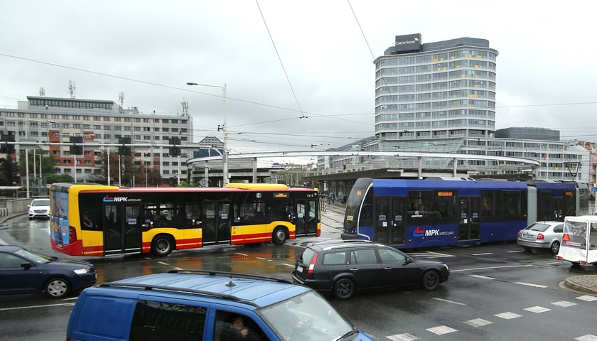 Od 13 stycznia MPK zamknie peron 1. na rondzie Reagana i rozpocznie wymianę zwrotnicy. Na zdjęciu autobus i tramwaj wjeżdżające na przystanki "Plac Grunwaldzki".