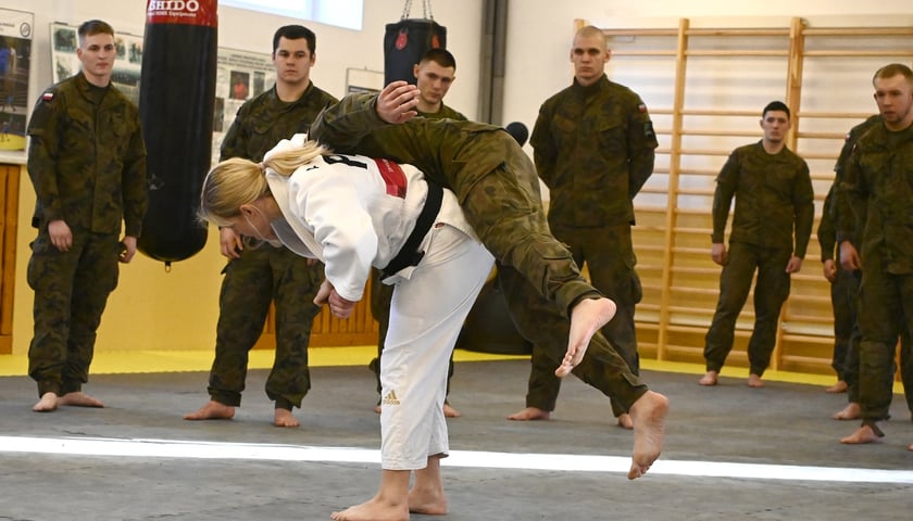 Podchorążowie z Akademii Wojsk Lądowych uczestniczą w treningu z judoczką kpr. Agata Ozdoba-Błach 