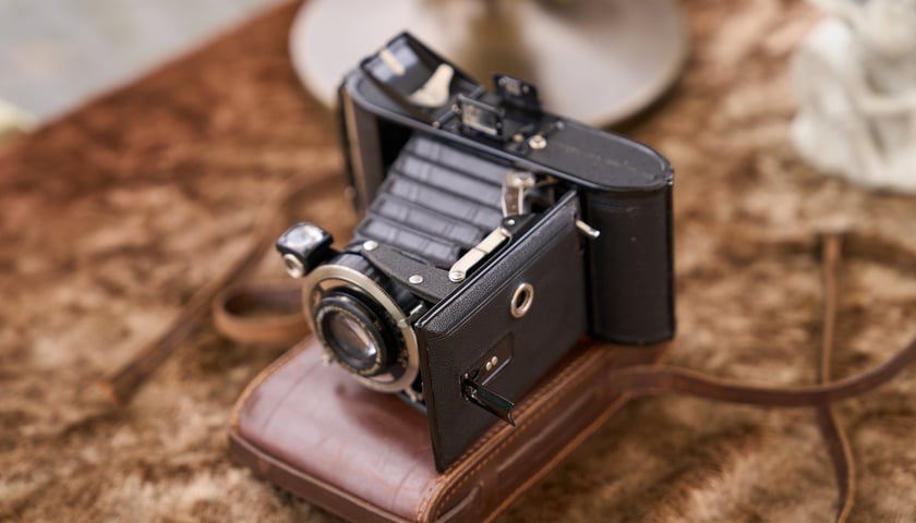 Stary mieszkowy aparat fotograficzny na giełdzie staroci we Wrocławiu