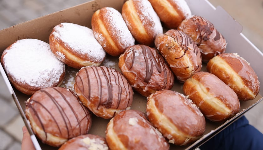 Tłusty Czwartek 2024, pączki w kartonie