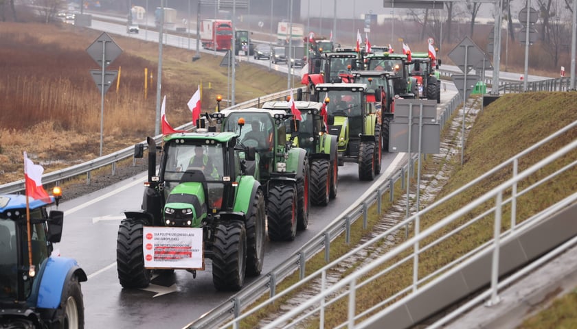 Protest rolników koło Wrocławia. Widać ciągniki na drodze