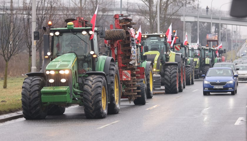 Protest rolników we Wrocławiu. Ciągniki blokują pas ruchu