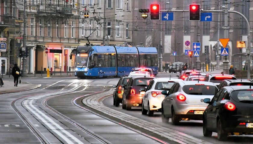 Zdjęcie ilustracyjne - tramwaj Moderus Gamma wjeżdża na pl. Bema.