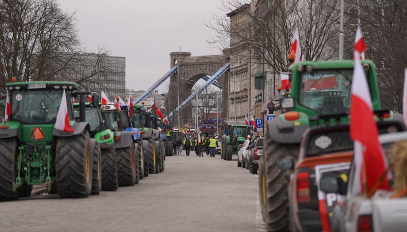 Protest rolników, ciągniki przy moście Grunwaldzkim we Wrocławiu, 15.02.2024