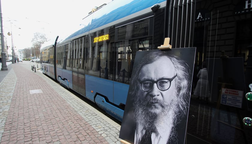 Tramwaj im. Jerzego Grotowskiego przy Operze. 