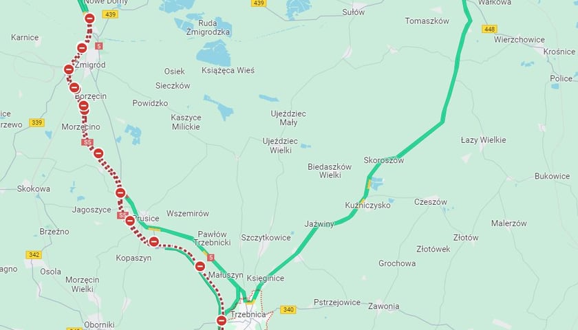 Zablokowana S5 i korki w Trzebnicy - widok na mapę Google'a z godziny 10:00 (23 lutego)