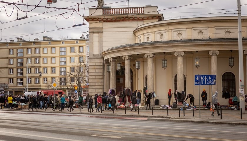 Budynek Dworca Świebodzkiego. Przed nim widać ludzi