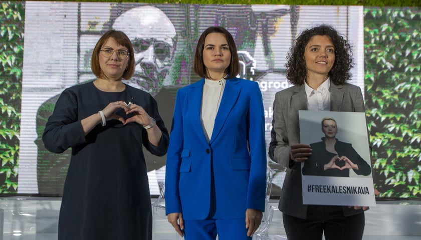 <p>Laureatki Nagrody Jana Nowaka-Jeziorańskiego w 2021 roku &ndash; od lewej&nbsp; Wołha Kawalkowa, obok niej Swiatłana Cichanouska i Tatsiana Khomich, siostra nagrodzonej Maryi Kalesnikawej</p>