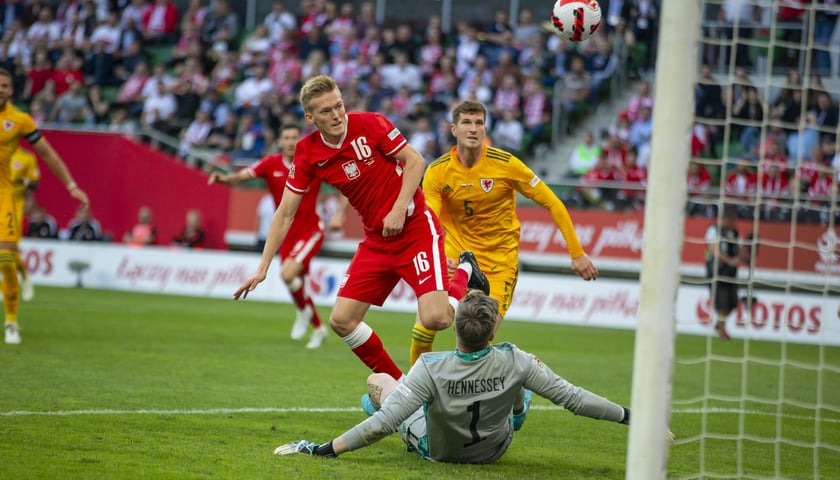 Karol Świderski kieruje piłkę do bramki Walijczyków w meczu na stadionie we Wrocławiu (zdjęcie ilustracyjnie)