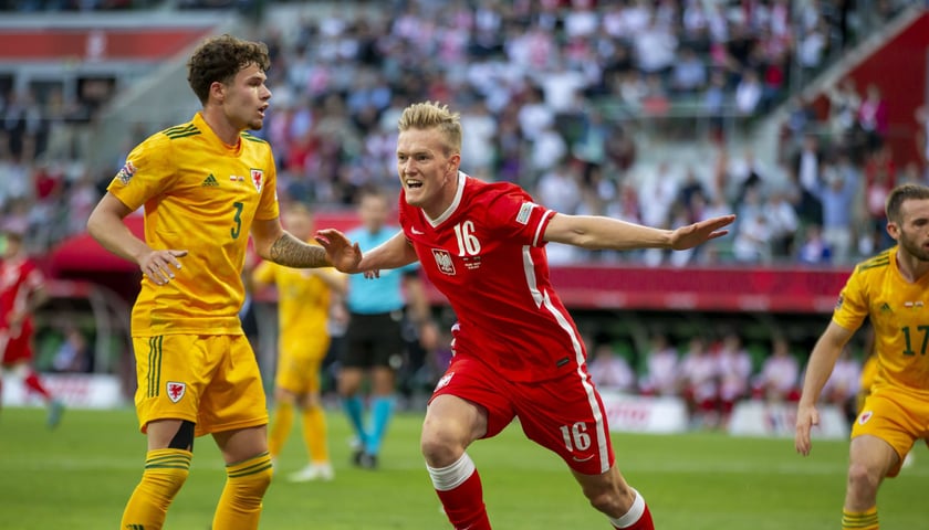 Karol Świderski celebruje zdobycie gola w meczu z Walią na stadionie we Wrocławiu (zdjęcie ilustracyjne)