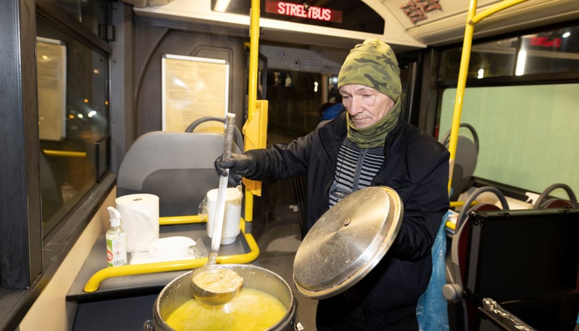 Zdjęcie z listopada 2023 roku, gdy Streetbus rozpoczynał sezon i wydawane były w nim pierwsze posiłki. 