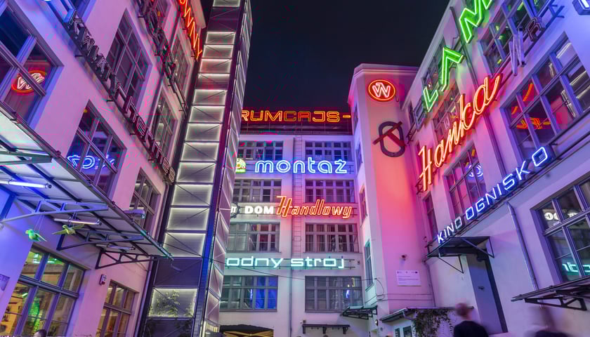 <p><strong>Galeria Neonów Neon Side znajduje się w podwórku przy ulicy Ruskiej.</strong><span>&nbsp;</span><span>To jedno z kultowych miejsc we Wrocławiu.</span></p> <p><a href="htps://www.wroclaw.pl/dla-mieszkanca/co-na-wiosne-we-wroclawiu">Sprawdź, gdzie jeszcze warto wybrać się wiosną!