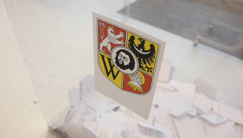 Głosowanie w szkole przy ul. Asfaltowej. Mieszkańcy Jagodna wybierają prezydenta Wrocławia.