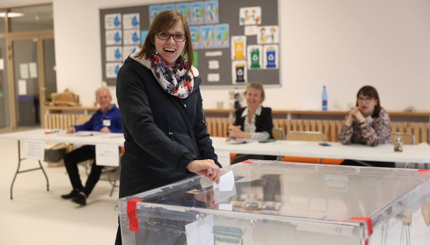 Głosowanie w szkole przy ul. Asfaltowej. Mieszkańcy Jagodna wybierają prezydenta Wrocławia.