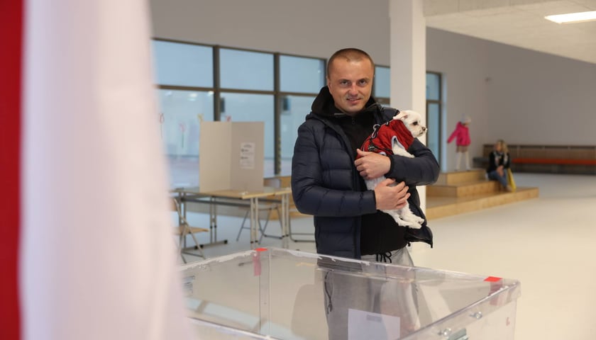 Głosowanie w szkole przy ul. Asfaltowej. Mieszkańcy Jagodna wybierają prezydenta Wrocławia.