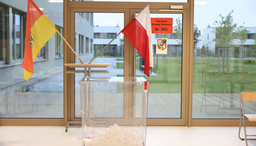 Głosowanie w szkole przy ul. Asfaltowej. Mieszkańcy Jagodna wybierają prezydenta Wrocławia.