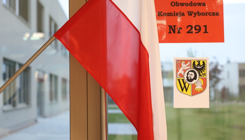 Głosowanie w szkole przy ul. Asfaltowej. Mieszkańcy Jagodna wybierają prezydenta Wrocławia.