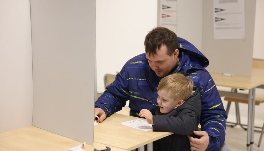 Głosowanie w szkole przy ul. Asfaltowej. Mieszkańcy Jagodna wybierają prezydenta Wrocławia.