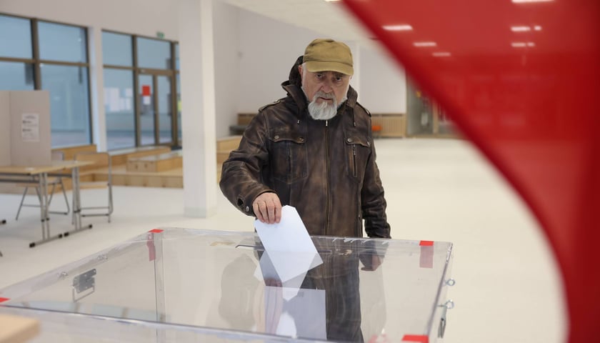 Głosowanie w szkole przy ul. Asfaltowej. Mieszkańcy Jagodna wybierają prezydenta Wrocławia.