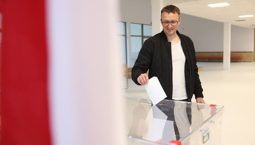 Głosowanie w szkole przy ul. Asfaltowej. Mieszkańcy Jagodna wybierają prezydenta Wrocławia.