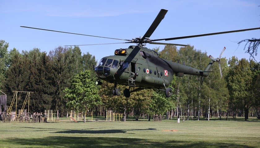 Śmigłowiec Mi-8 podchodzący do lądowania. Ćwiczenia ratownicze w szkole oficerskiej we Wrocławiu