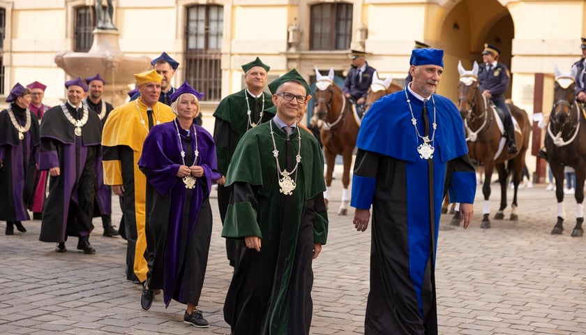 Inauguracja roku akademickiego we Wrocławiu. Na zdjęciu kobiety i mężczyźni w togach akademickich - zdjęcie ilustracyjne