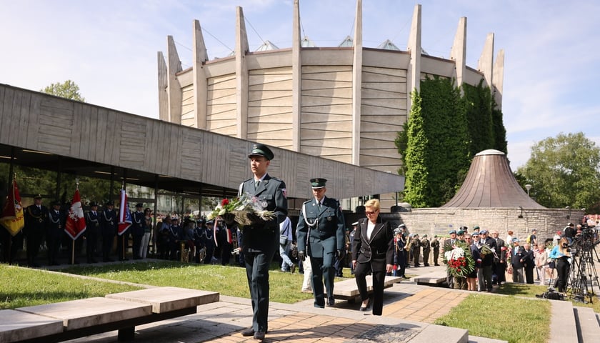 Przedstawiciele służb mundurowych składają kwiaty pod pomnikiem Konstytucji 3 Maja (3.05.2024)