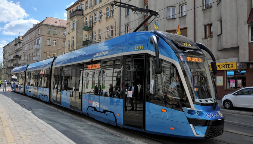 Tramwaj MPK Wrocław, którego patronką została Edyta Stein. 