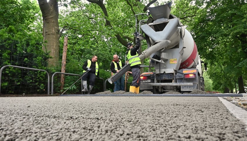 Przy parku Staszica trwa układanie betonu jamistego. Ta technologia została zastosowana we Wrocławiu po raz pierwszy. Przepuszcza on wodę, dzięki czemu drzewa i inne rośliny są nawadniane, a jednocześnie rowerzyści mogą korzystać z równej i trwałej nawierzchni.