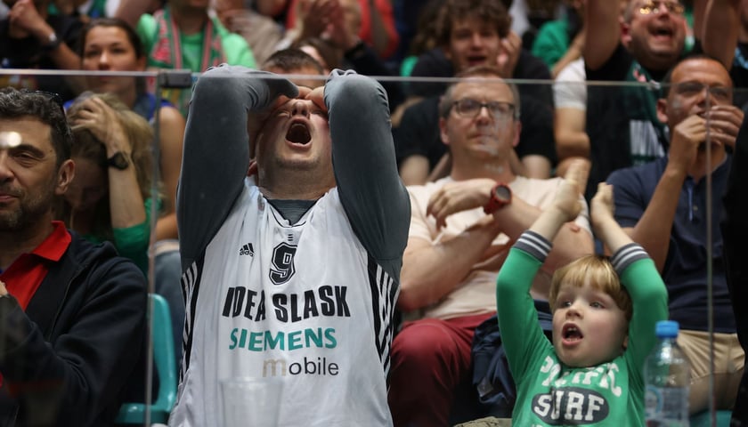Kibic w białej koszulce, łapiący się za głowę podczas meczu Śląska ze Stalą w hali Orbita