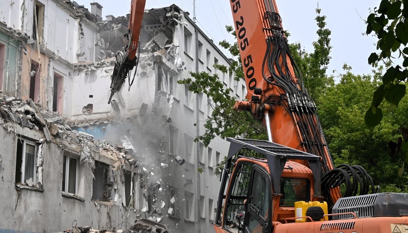 Wyburzanie starego komisariatu policji Wrocław-Stare-Miasto przy ul. Trzemeskiej. 