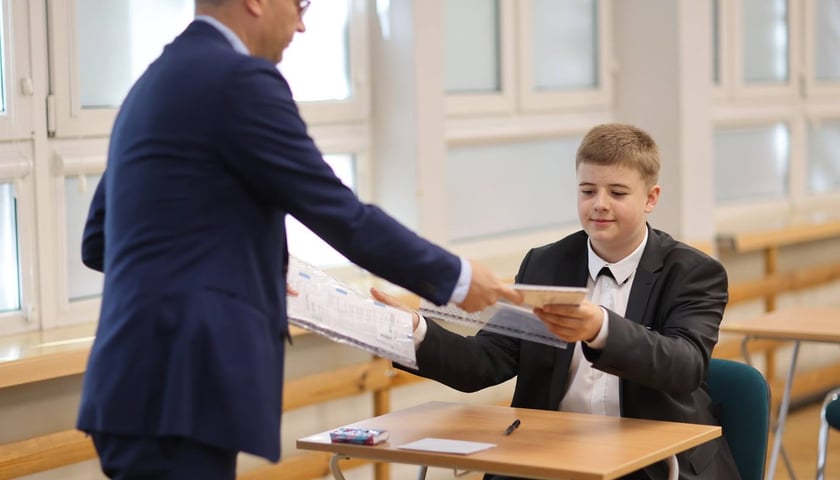 Uczniowie SP nr 29 przed egzaminem z j. polskiego