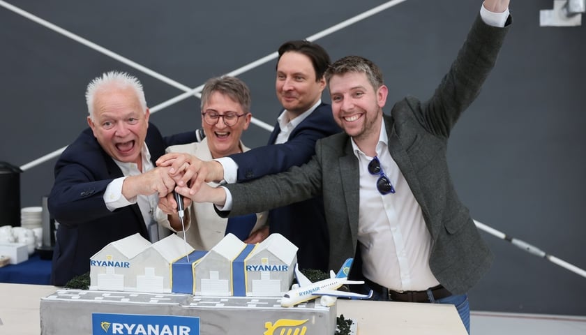 Prezes Ryanaira Eddie Wilson, szefowa WAMS Barbara Kaśnikowska, były wiceprezydent Wrocławia Sebastian Lorenz i dyrektor operacyjny Ryanaira Neal McMahon kroją tort na uroczystości otwarcia drugiego hangaru do serwisowania samolotów.