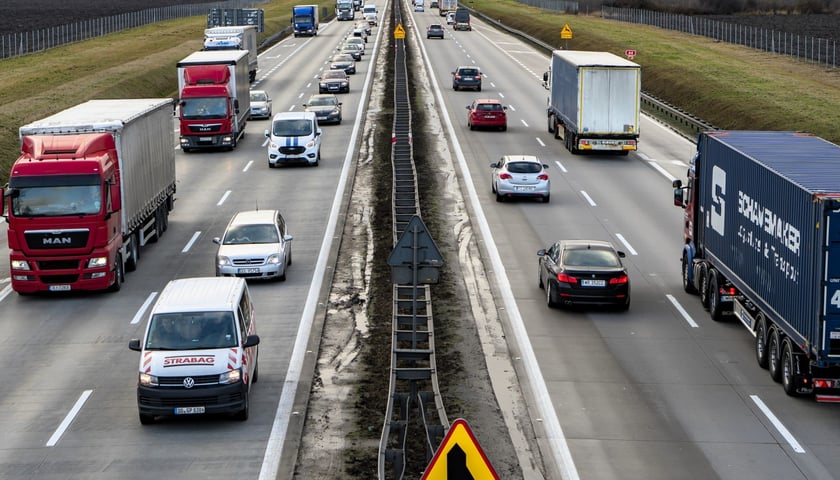 Zdjęcie ilustracyjne. Samochody jadące autostradą A4. 