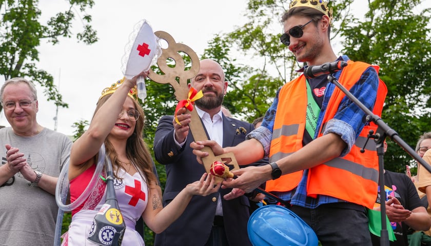Prezydent Wrocławia przekazuje studentom klucz do miasta