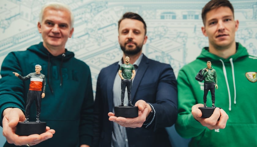 Trener Jacek Magiera, Prezes Patryk Załęczny, Bramkarz Rafał Leszczyński ze swoim figurkami w Kolejkowie