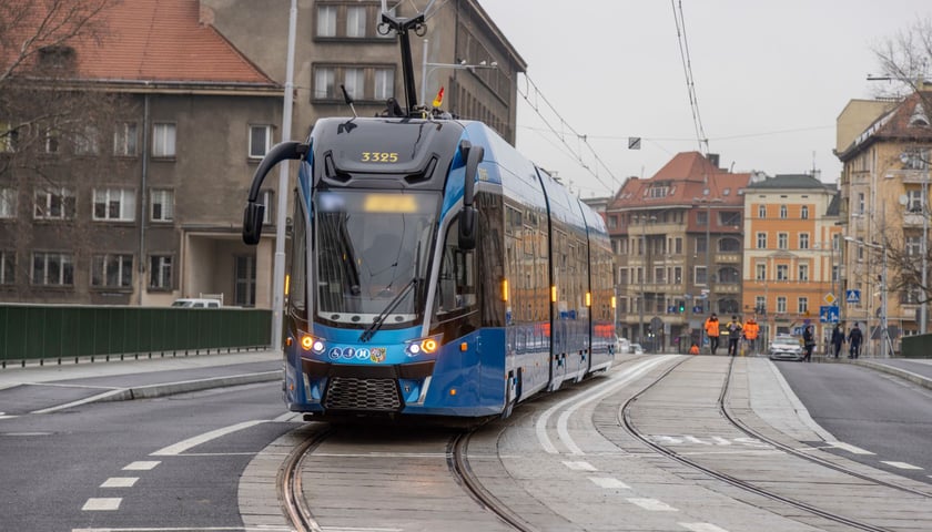 Zdjęcie ilustracyjne: tramwaj na mostach Pomorskich.