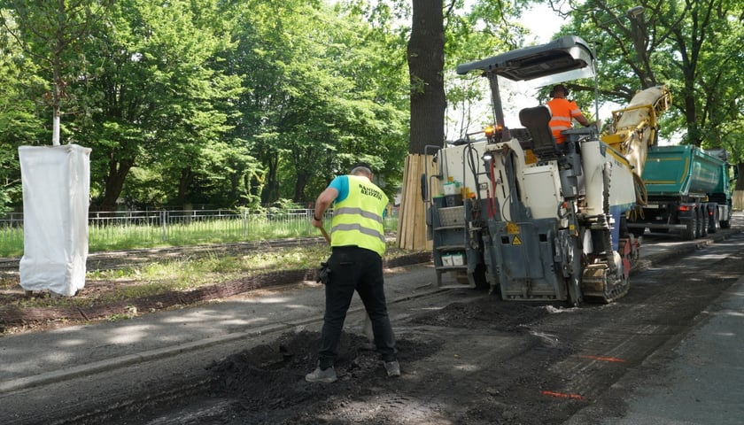 Drogowcy frezują asfalt na ul. Olszewskiego. 