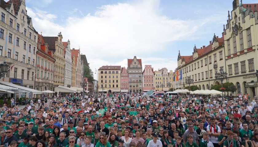 Kibice witają wicemistrzów Polski - drużynę Śląska Wrocław - na wrocławskim Rynku.