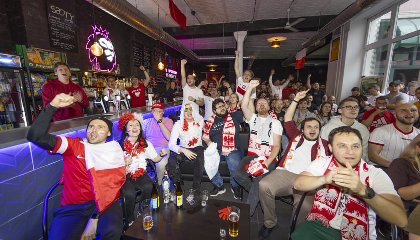 Na zdjęciu kibice Polski w barze sportowym. Sprawdź, gdzie będzie można obejrzeć mecze podczas EURO 2024 we Wrocławiu!