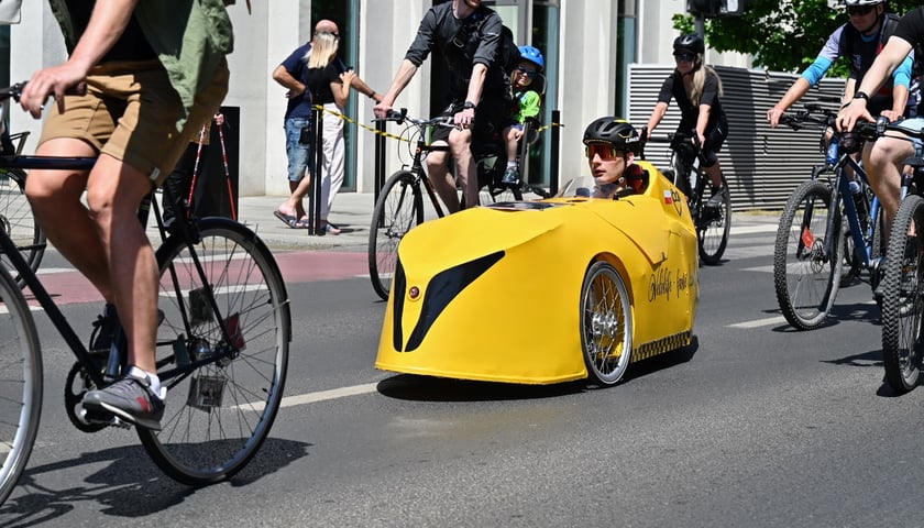 Zdjęcie z wrocławskiego święta rowerzysty 2023 przedstawia przejazd rowerzystów przez miasto.